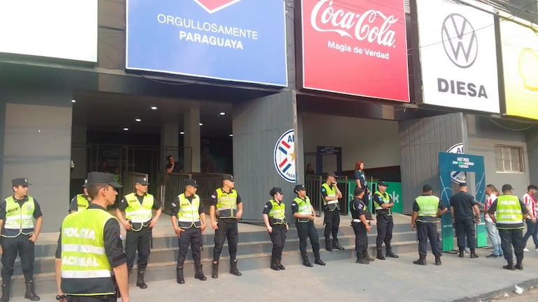 Portones habilitados en el estadio Defensores del Chaco.