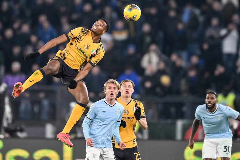 Roma (Italy), 16/12/2024.- Inter Milan's Denzel Dumfries (L) in action during the Italian Serie A soccer match between SS Lazio and FC Inter, in Rome, Italy, 16 December 2024. (Italia, Roma) EFE/EPA/ALESSANDRO DI MEO
