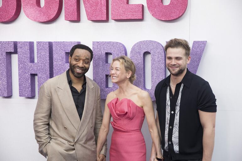 Chiwetel Ejiofor, Renée Zellweger y Leo Woodall en la première de "Bridget Jones" celebrada en Australia.