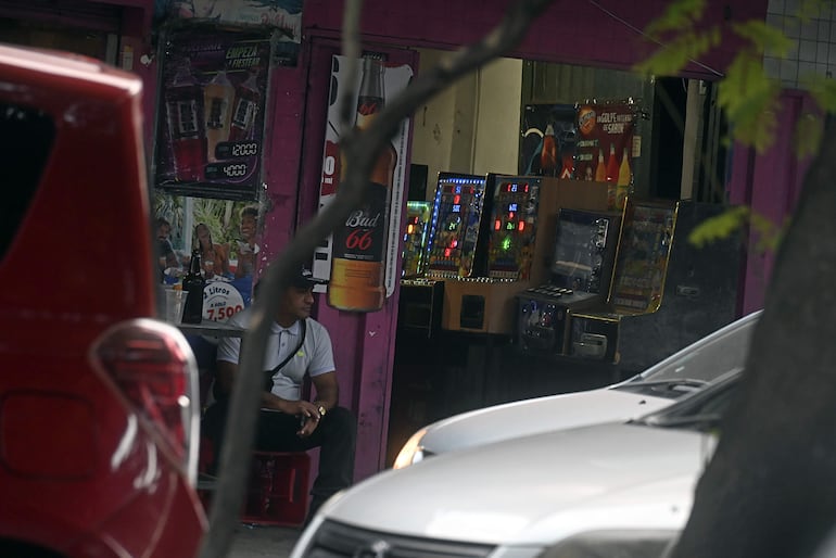 Los tragamonedas en las calles están prohibidos. Los municipios son los responsables de incautar, destruir y aplicar la multa de un salario mínimo por cada máquina  a los responsables de su explotación.