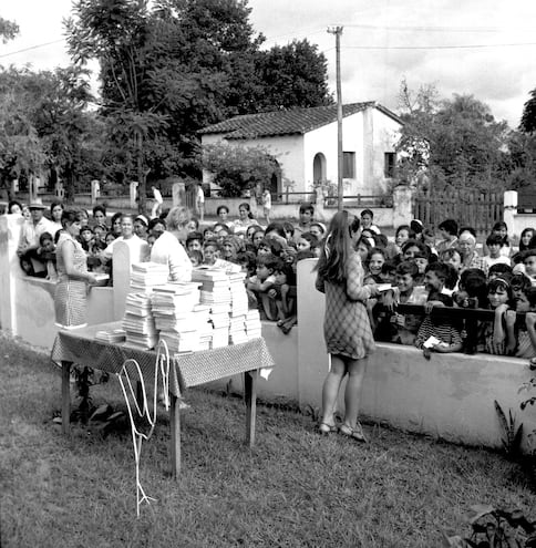 Un aspecto de la entrega de útiles a niños de escasos recursos en el Preventorio dirigido por Regis de Miranda en 1970.