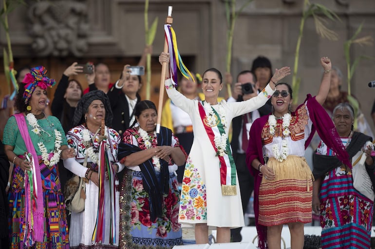 Claudia Sheinbaum recibe el bastón de mando de los representantes de los pueblos indígenas (EFE)
