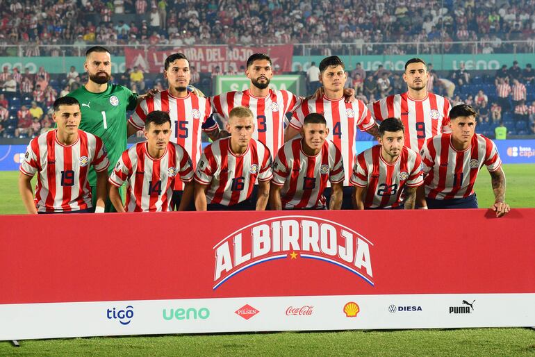 Los jugadores de la selección paraguaya posan para la fotografía previa al partido frente a Colombia por las Eliminatorias Sudamericanas al Mundial 2026 en el estadio Defensores del Chaco, en Asunción, Paraguay.