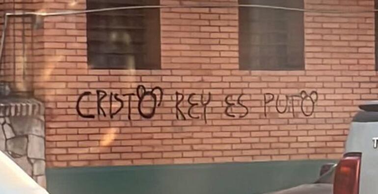 Una de las paredes del Colegio Cristo Rey con una inscripción que habrían realizado unos participantes de la marcha por el Orgullo.