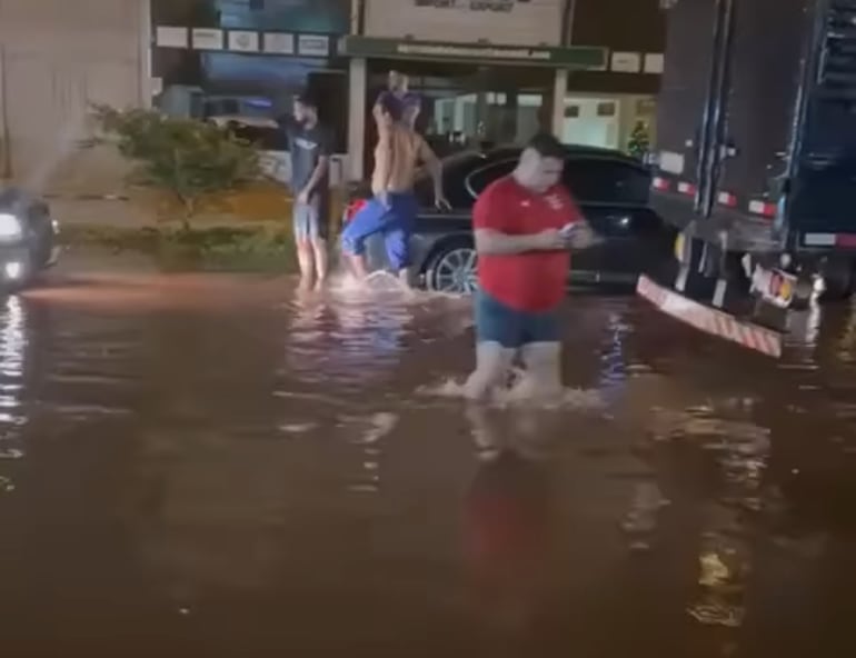 Se reportan calles inundadas por las lluvias caídas esta noche.