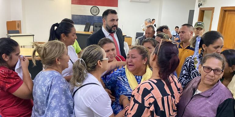 La madre de Isamar, Norma Aguilar (con una toalla en el cuello) llora al conocerse la sentencia. Muchas personas fueron a apoyar a la familia de la docente asesinada.
