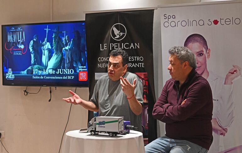 Los productores Leonardo Cifelli y Alejandro "Ka'i" Barreto dieron detalles de la obra "Drácula, el musical", que se presentará este fin de semana en el BCP.