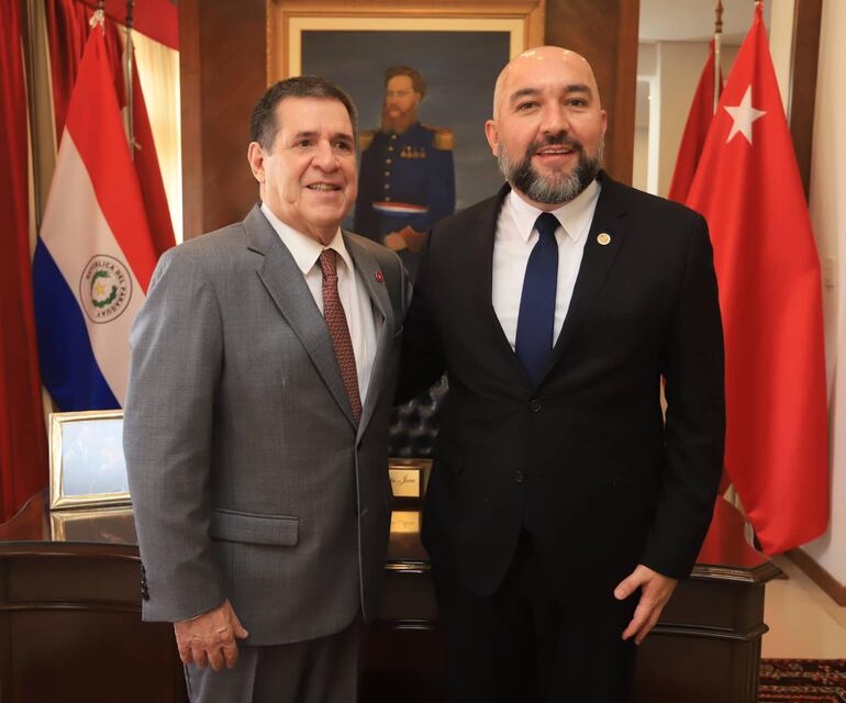 El diputado Orlando Arévalo (d), miembro del Jurado de Enjuiciamiento de Magistrados (JEM), junto al presidente de la ANR, Horacio Cartes.