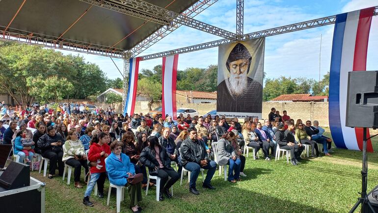 Además de la parroquia, se preparó un espacio en el patio para que la feligresía pueda acompañar la misa de sanación, en honor a San Charbel.