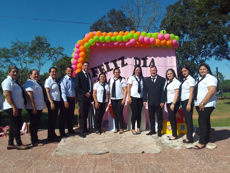 La profesora Miguelina también compartió con sus colegas de la escuela Mariscal Estigarribia 