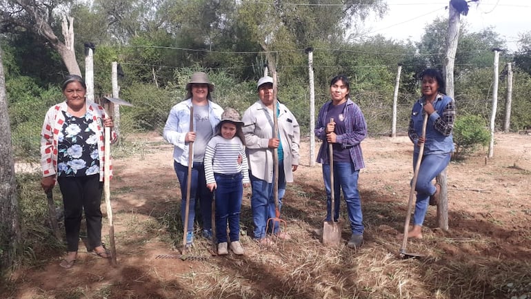 Grupo de mujeres indígenas trabaja en su propia huerta para alimentos de autoconsumo.