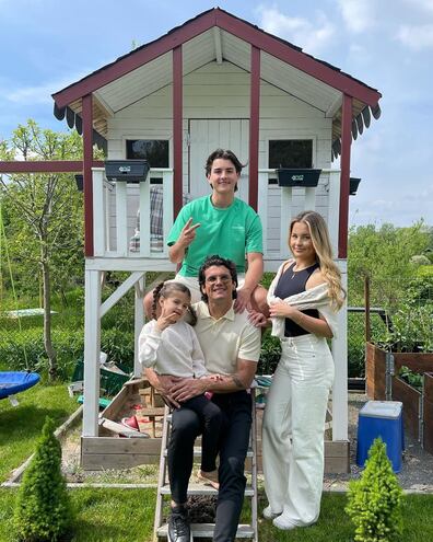 Nelson Haedo Valdez celebrando con sus tres hijos el Día del Padre en Alemania.