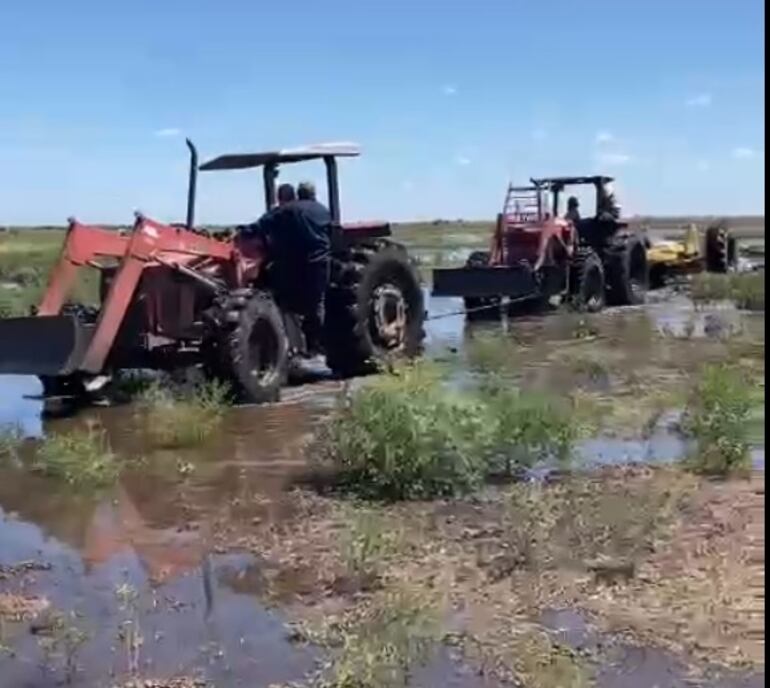 Maquinas trabajando en canalizar la aguas que llegan del Pilcomayo, en la zona del esterio Patiño.