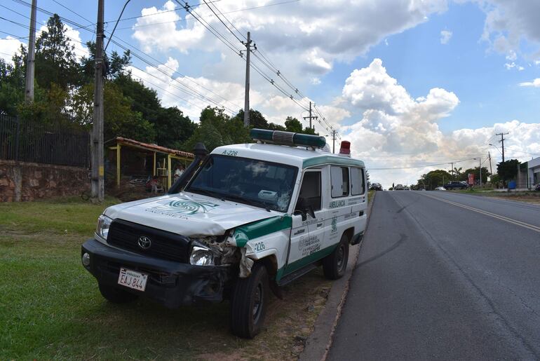 La ambulancia del Ministerio de Salud quedó abandonada al costado de la ruta tras el accidente fatal ocurrido esta tarde.