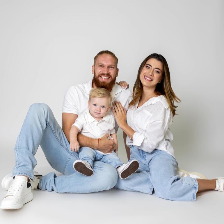 Isidro Pitta y Tathi Velázquez celebraron felices el primer añito de Fran. (Instagram/Tathi Velázquez)