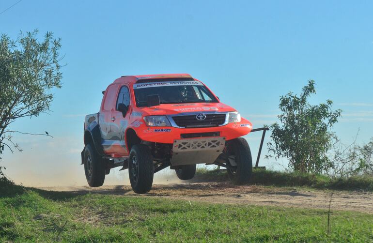 La dupla compuesta por Blas Zapag y Juan José Sánchez (Toyota Hilux) es tetracampeona entre las Camionetas T1 Nafta.