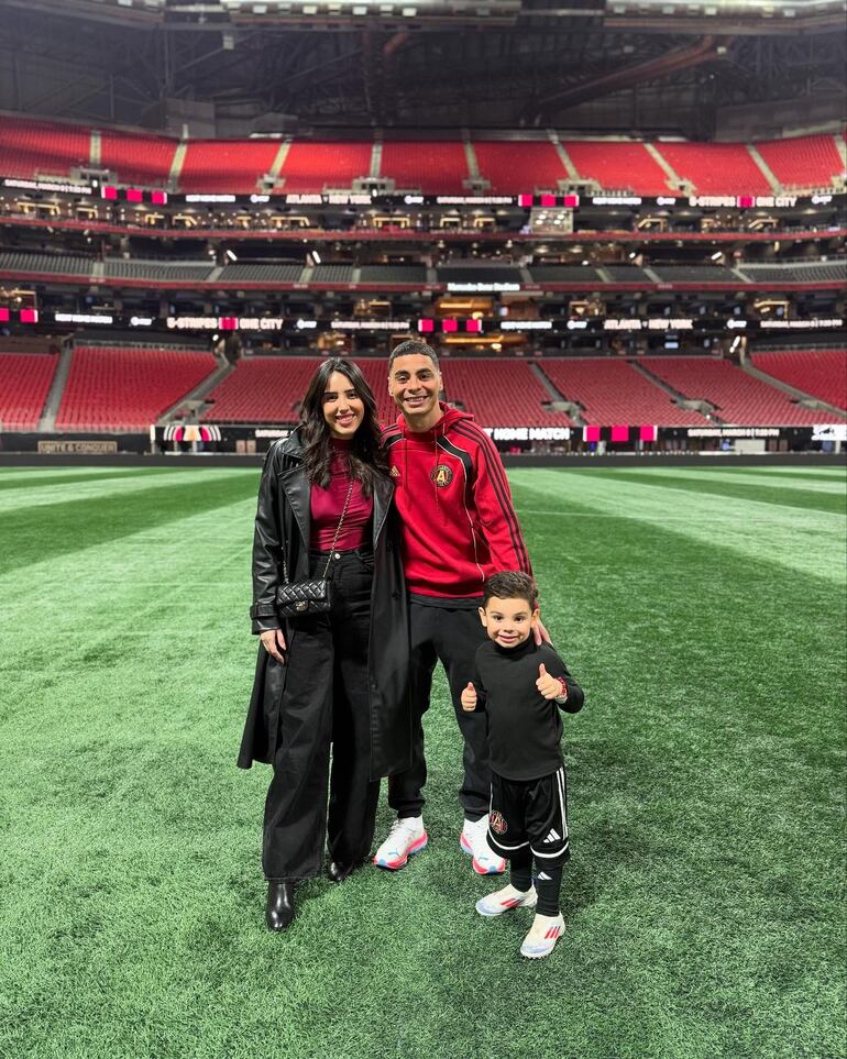 Miguel Almirón con su esposa Alexia Notto y el tierno Francesco. (Instagram/Miguel Almirón)