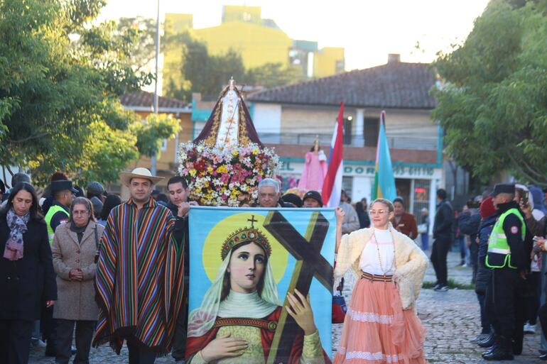 La comunidad católica de Santa Elena, ingresa a la explanada con la imagen de la protectora del distrito. 