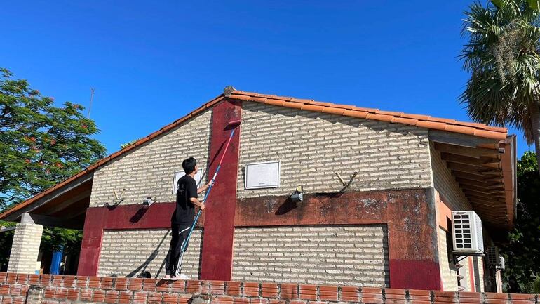 Uno de los voluntarios en plena tarea de pintura de la escuela de Puerto Guaraní.