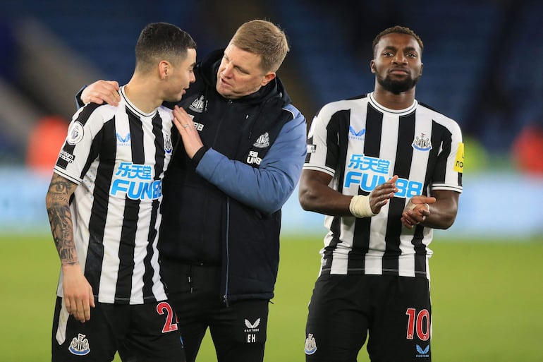 El paraguayo Miguel Almirón (i) y el entrenador Eddie Howe, ambos del Newcastle, conversan.