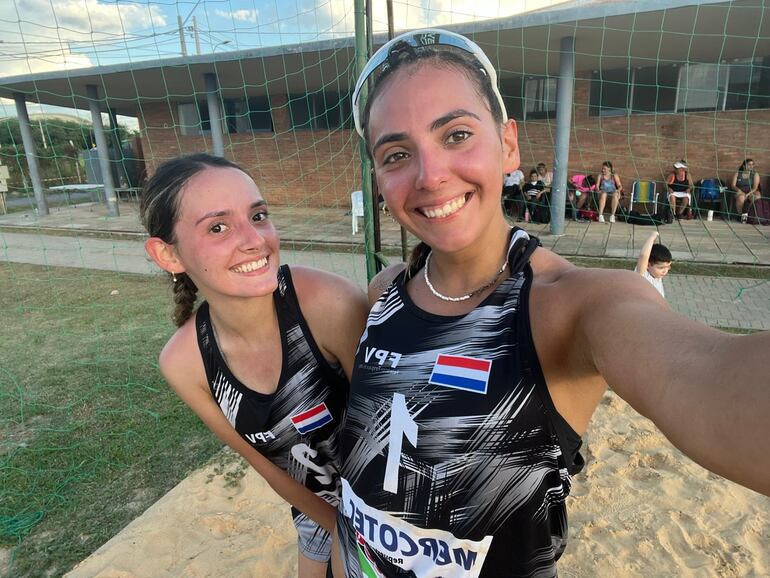 Selfie de las reinas del Sub 21, Fiorella Núñez y Sasha Vidal.