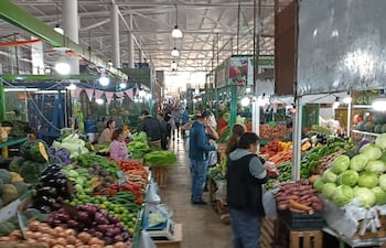 Mercado de Abasto: compradores buscan las mejores ofertas de frutas y verduras.
