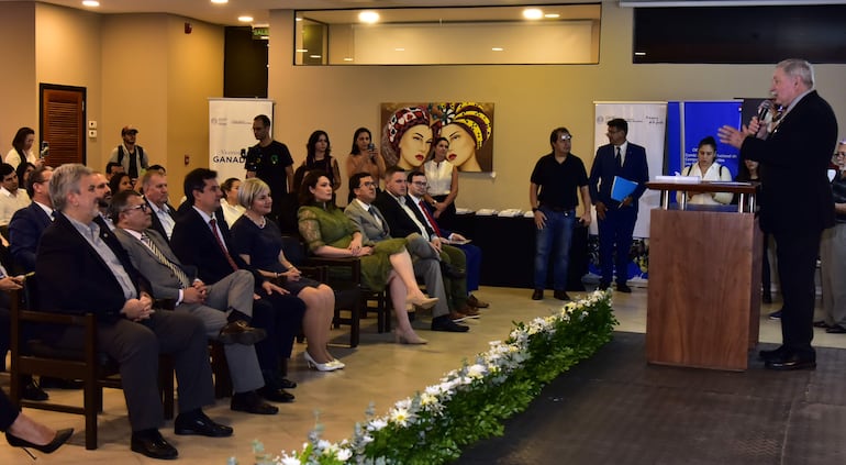 El presidente de Capainlac, Erno Becker, durante su discurso en el local de la UIP. En en extremo izquierdo, el Ing. Enrique Duarte, dueño de casa, entre altas autoridades del sector público y privado, en el acto de celebración del Día de la Leche,