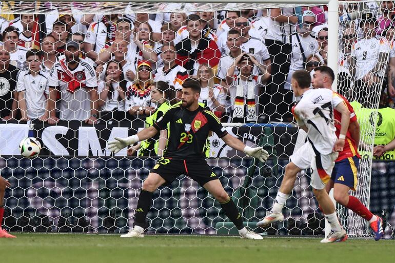 Florian Wirtz (d), jugador de la selección de Alemania, remata en la jugada que termina en gol para el empate contra España por los cuartos de final de la Eurocopa 2024, en Stuttgart, Germany.