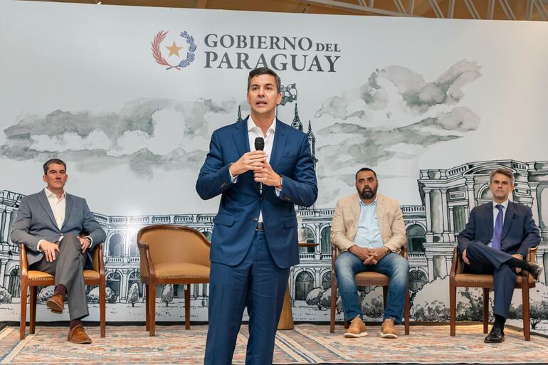 El presidente de la República, Santiago Peña, dirigiéndose a los presentes en la reunión sobre el Mundial de Rally en Paraguay.