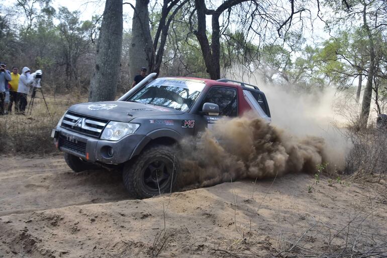 Efectiva labor de Mark Hicks y Giovanni Gill, a bordo de la rendidora camioneta Mitsubishi Montero, para destacarse como los mejores de la categoría T1 Diésel.