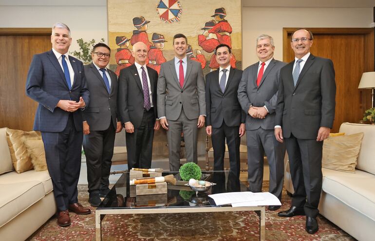 Santiago Peña (c) recibió ayer a  representantes del Congreso de EE.UU., los  demócratas Adam Smith y Salud Carbajal, acompañados del embajador Marc Ostfield ( 1° de la izq.).