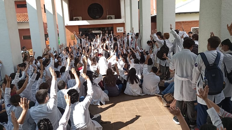 Estudiantes de la UNA realizan una toma y vigilia en la sede del rectorado en San Lorenzo.