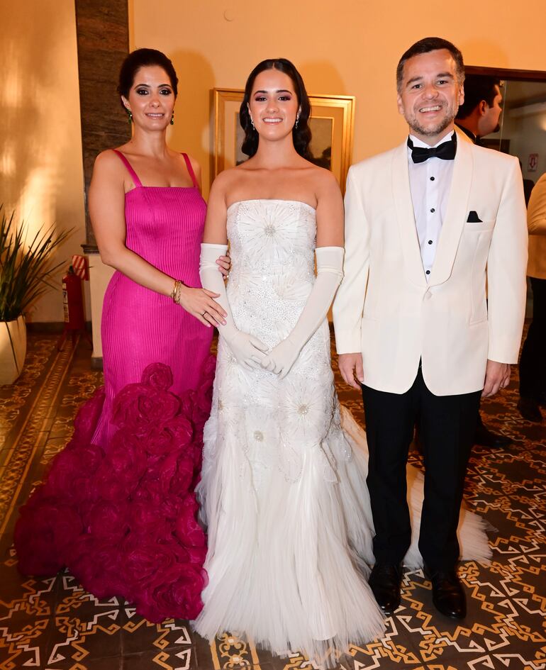 Josefina Cuevas junto a sus padres Giselle Saguier y José Luis Cuevas. 