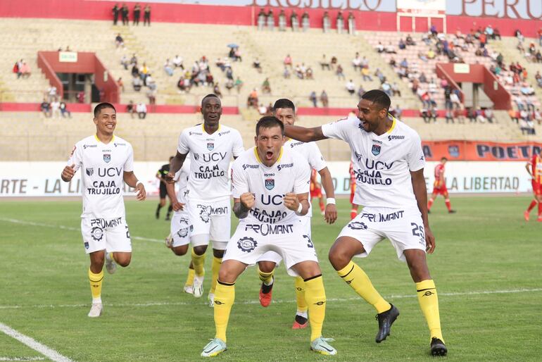 Edgar "Pájaro" Benítez celebra uno de sus goles para Universidad César Vallejo, rodeado de compañeros