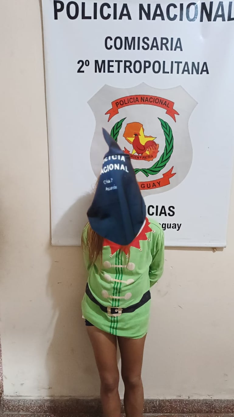 Mujer detenida por la Policía Nacional al ser sospechosa del robo de una notebook de un local comercial de Sajonia Asunción que quedó registrado en imágenes de circuito cerrado.