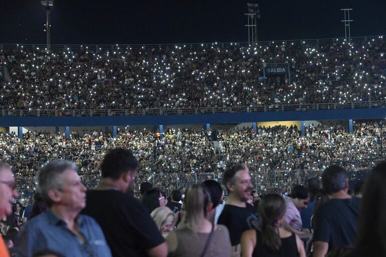 Imponente vista del estadio La Nueva Olla, con el público que llenó los sectores de Plateas y Graderías.