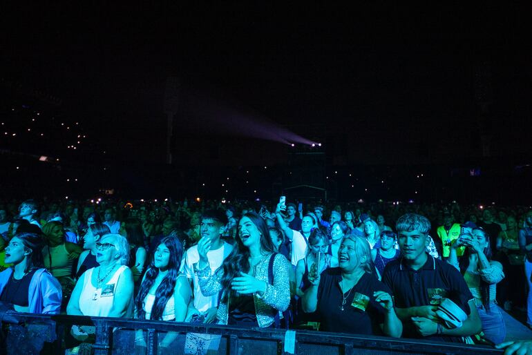 Feliz, así estuvo Nadia Ferreira en el show que brindó Marc Anthony anoche en la capital argentina. (Gentileza)