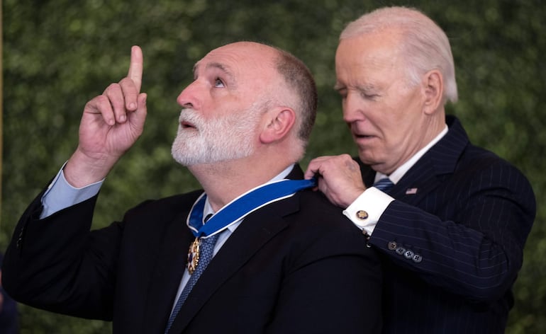 José Andres recibe la Medalla Presidencial de la Libertad del ya ex presidente estadounidense Joe Biden en la ceremonia celebrada el pasado 4 de enero. 