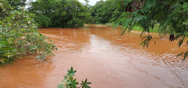 La intensa lluvia en el este del país causó desborde de arroyos y lagos.