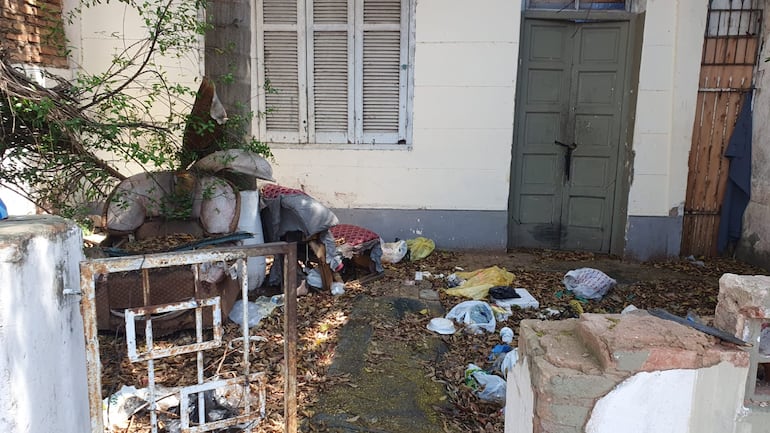 En deplorable estado se observa la casa abandonada en las calles Teniente  Fariña y Caballero de Asunción.