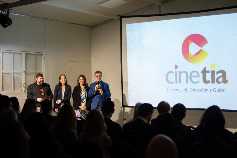 Sergio Colmán, Claudia Bobadilla (de Itaú), Tana Schémbori y Juan Carlos Maneglia, anoche durante el lanzamiento de Cine TIA.