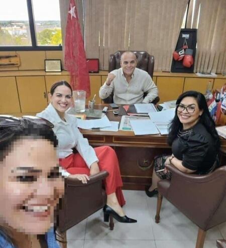 Sonrientes posan Ahhalia Beatriz (pantalón rojo), el senador cartista  Basilio “Bachi” Núñez (c) y Norma Cardozo (der).