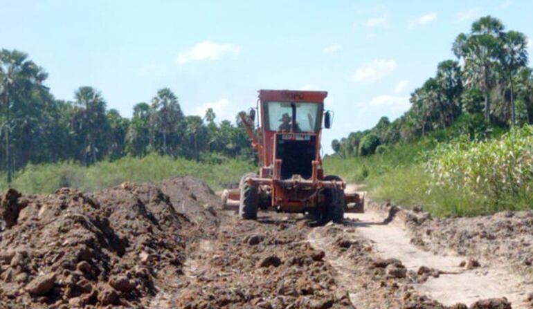 Maquinaria del MOPC reparando camino en el Alto Paraguay.