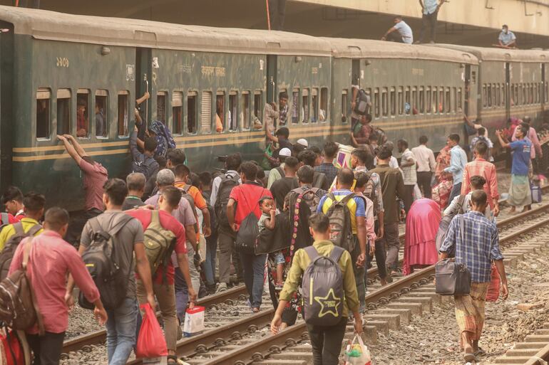 La colectividad musulmana en India, en Dhaka, yendo a celebrar el Eid al-Fitr, parte del calendario islámico. 