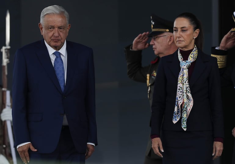 La presidenta electa de México, Claudia Sheinbaum (d), y el presidente de México, Andrés Manuel López Obrador, participan en un acto protocolario, en la Ciudad de México (México).