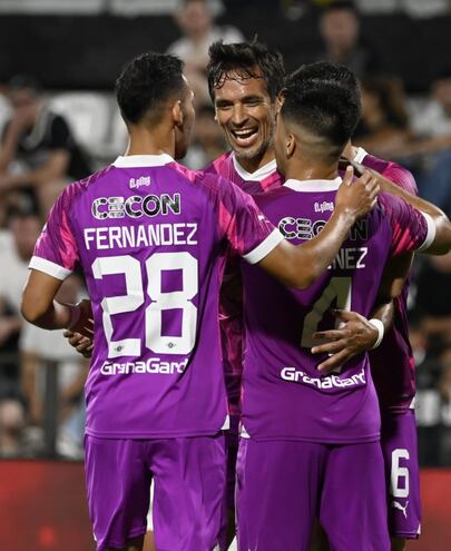 Roque Santa Cruz, jugador de Libertad, celebra su tanto ante Olimpia con Marcelo Fernández y Néstor Giménez.