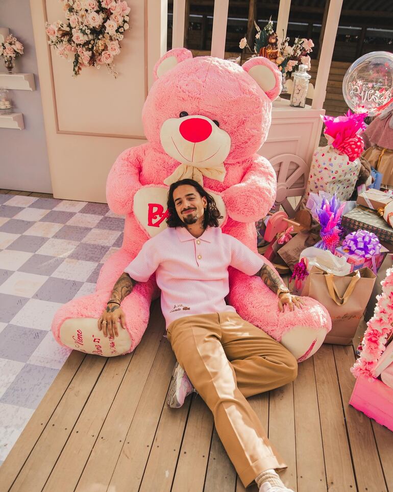 Maluma posando feliz con los regalos de su hija Paris. (Instagram/Maluma)