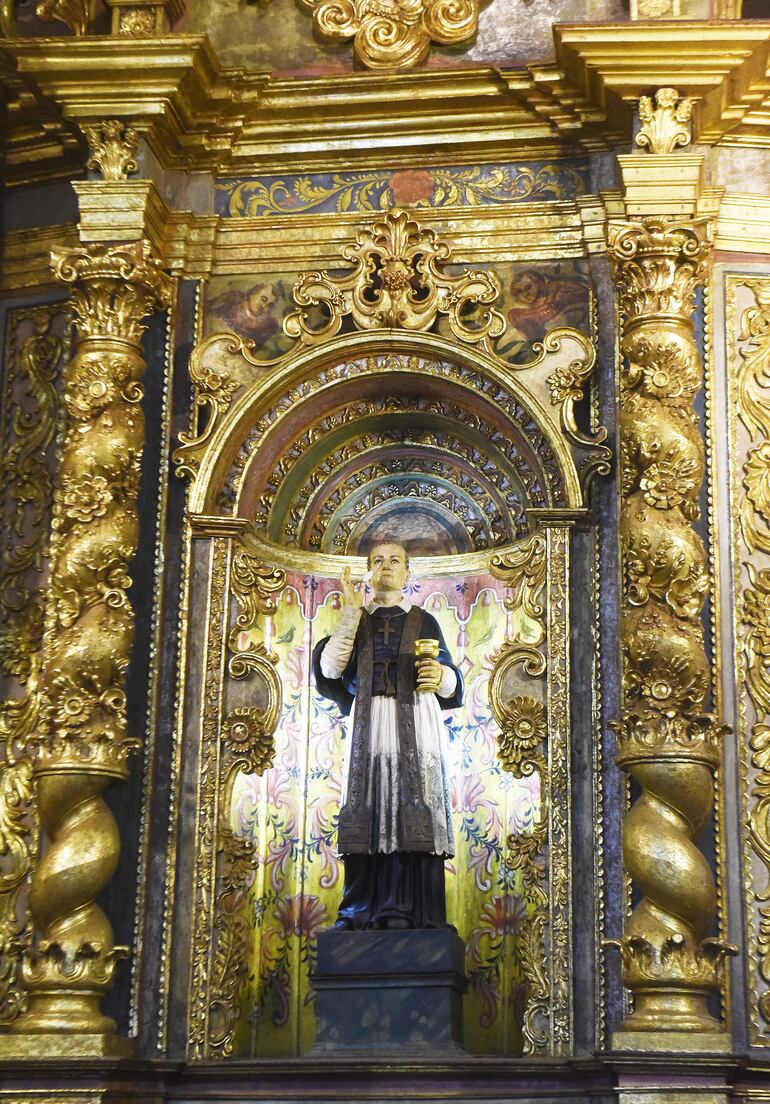 El nicho central del retablo con la imagen de San Carlos Borromeo.