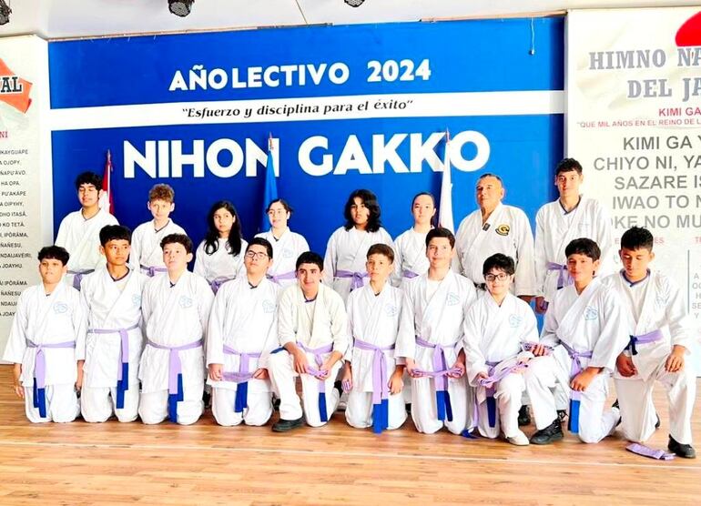 Algunos de los estudiantes de Nihon Gakko con sus nuevos cinturones tras la evaluación.