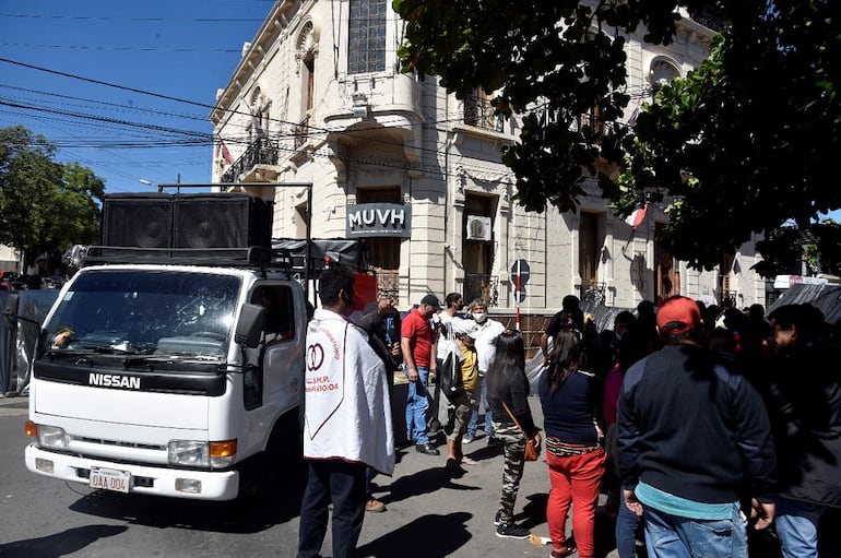 Organizaciones sociales habían acampado ayer frente al MUVH y anunciaron que sería por tiempo indefinido. Hoy ya no se les encontró.